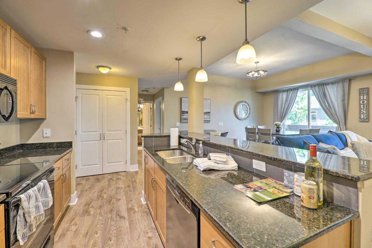 Grand Haven Condo - Walk To Nearby Hot Spots! Exterior photo