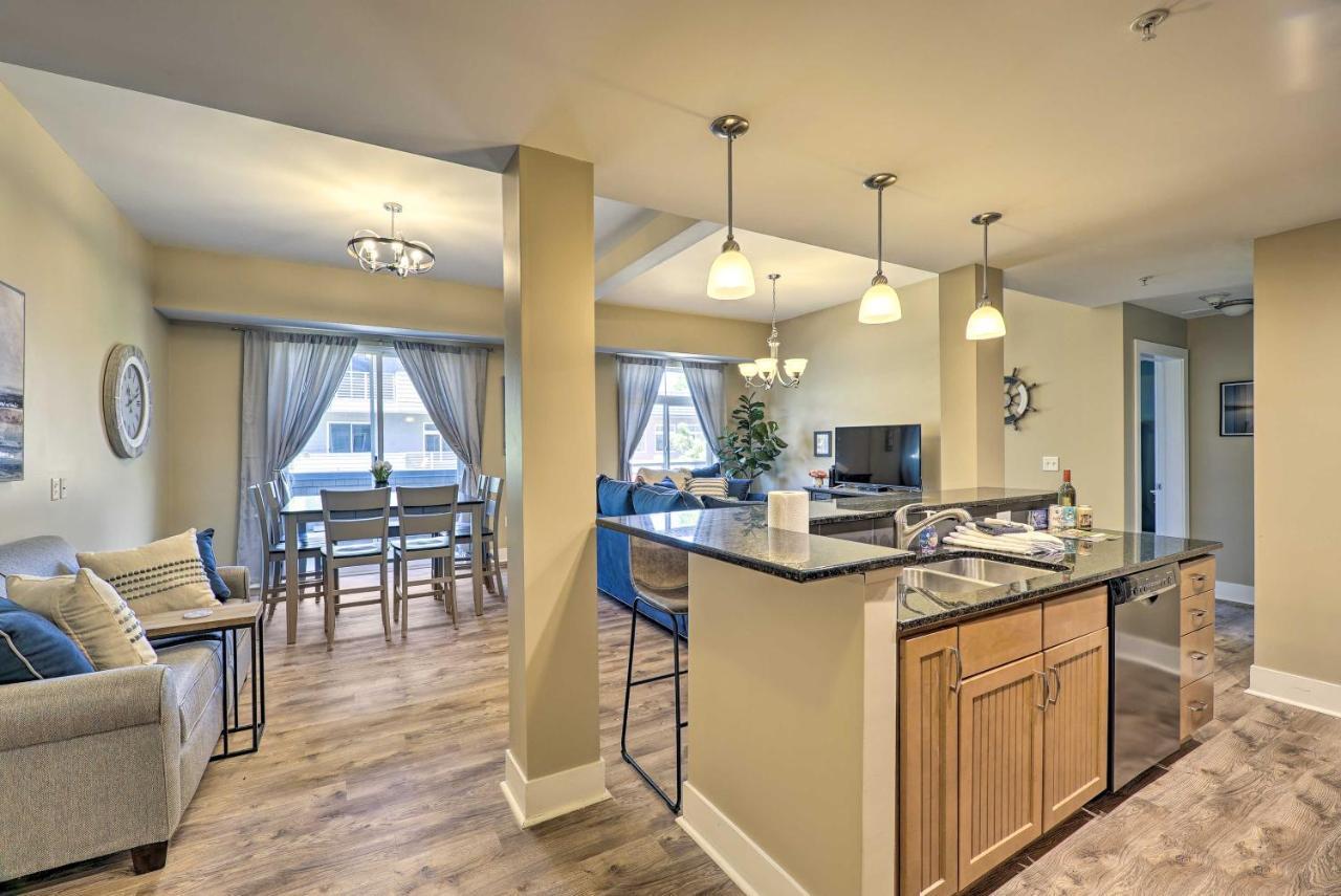 Grand Haven Condo - Walk To Nearby Hot Spots! Exterior photo