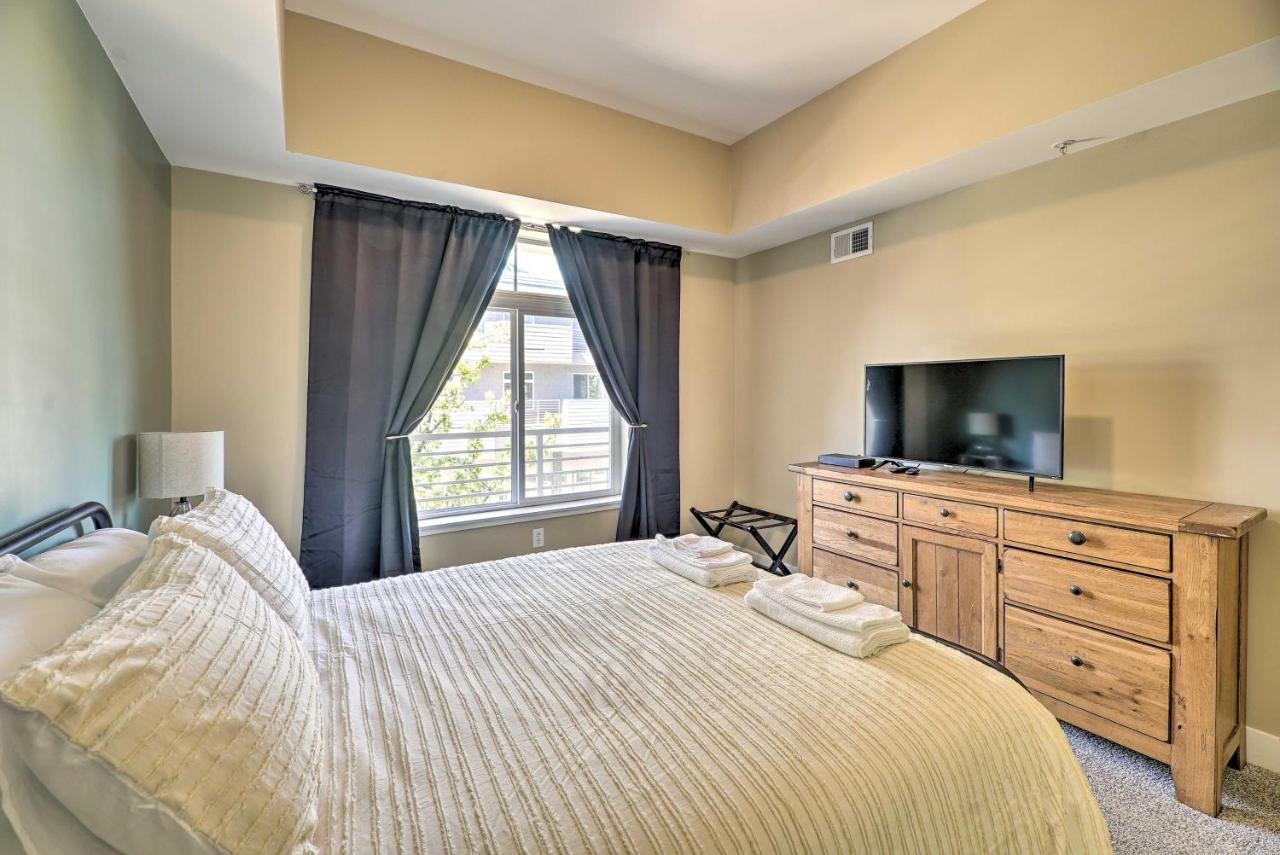 Grand Haven Condo - Walk To Nearby Hot Spots! Exterior photo