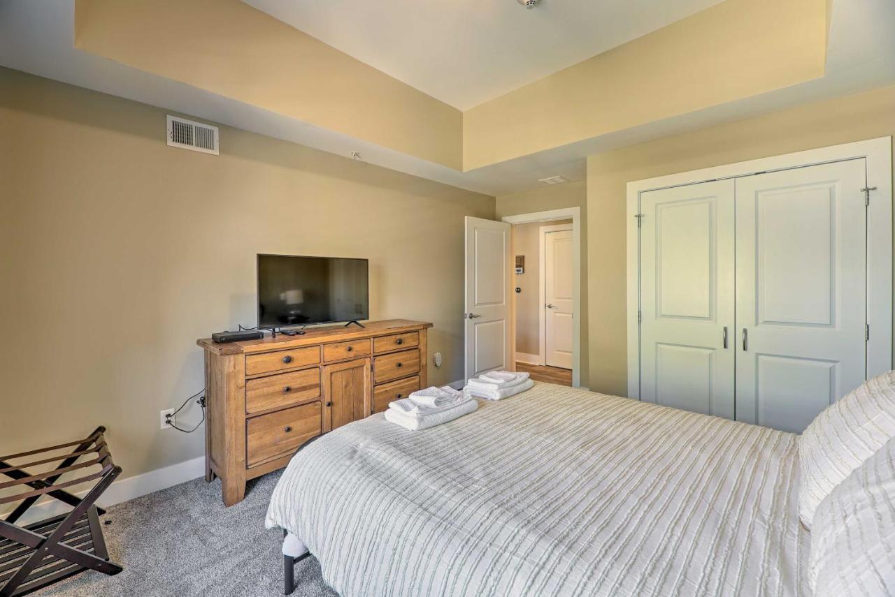 Grand Haven Condo - Walk To Nearby Hot Spots! Exterior photo